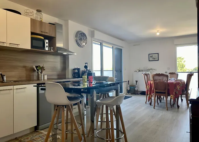 Apartment 3 Pieces Avec Terrasse, Proche Plage, Parking, Ascenseur - - Fr-1-306-1226